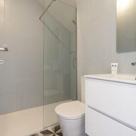 Host Wise - Modern Comfy Flat Apartment